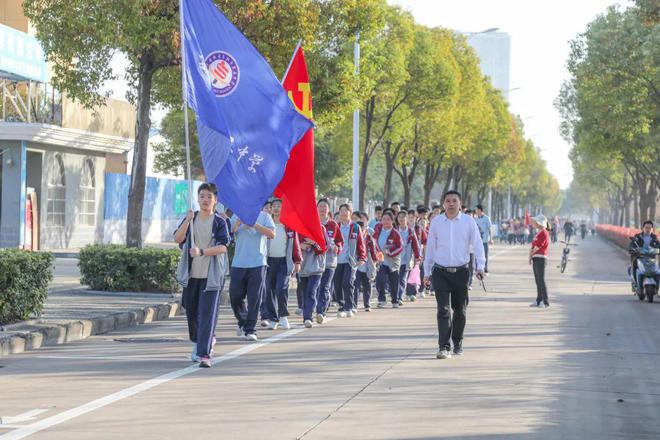 澳门新葡萄新京6663亲近自然走进科技致敬英雄——阜阳五中举行2023级远足研学(图2)